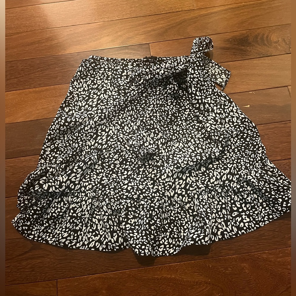 Super super cute blue skirt with white pattern